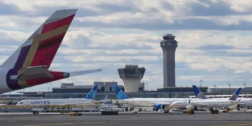US Air Traffic Control Failure: अमेरिका में एयर ट्रैफिक कंट्रोल सिस्टम में तकनीकी खराबी, सैकड़ों उड़ानें प्रभावित