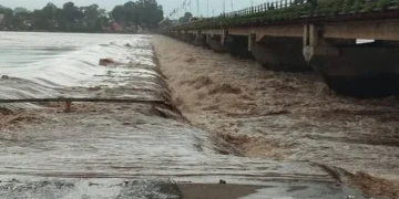 मंडला में उफनी नर्मदा: छोटा रपटा पुल डूबा, खतरे के निशान से ऊपर पहुंचा जलस्तर