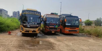 पेपर मार्केट में अवैध पार्किंग पर ट्रैफिक पुलिस की कार्रवाई, 12 बसों के काटे चालान