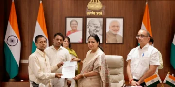 मुख्यमंत्री रेखा गुप्ता ने रोहताश नगर के 8 जरूरतमंद मरीजों को दी आर्थिक सहायता