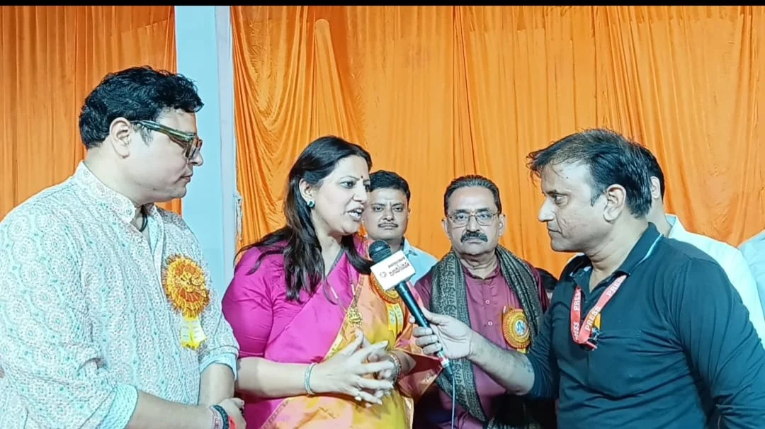 आगरा के सेंट जॉन्स चौराहे पर धूमधाम से मनाया गया दशहरा उत्सव, रावण दहन देखने उमड़े हजारों लोग 2 Dussehra festival and Ravana Dahan celebration at St. John’s Crossing in Agra.