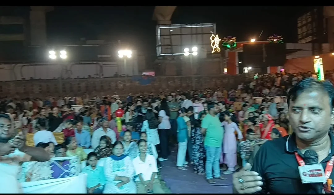 आगरा के सेंट जॉन्स चौराहे पर धूमधाम से मनाया गया दशहरा उत्सव, रावण दहन देखने उमड़े हजारों लोग 4 आगरा के सेंट जॉन्स चौराहे पर धूमधाम से मनाया गया दशहरा उत्सव, रावण दहन देखने उमड़े हजारों लोग