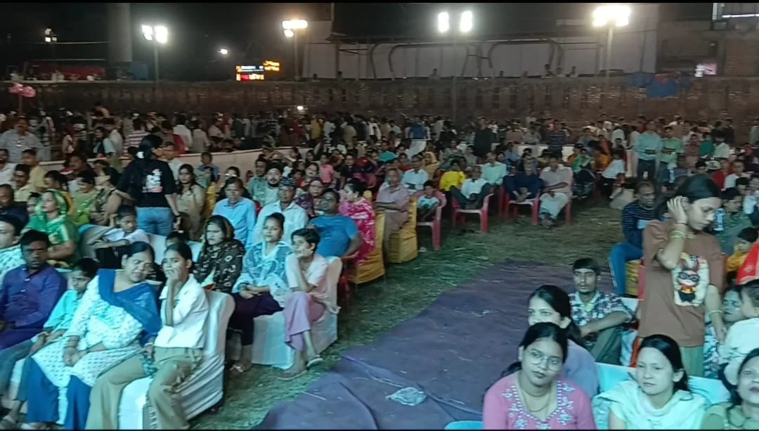आगरा के सेंट जॉन्स चौराहे पर धूमधाम से मनाया गया दशहरा उत्सव, रावण दहन देखने उमड़े हजारों लोग 3 Dussehra festival and Ravana Dahan celebration at St. John’s Crossing in Agra.