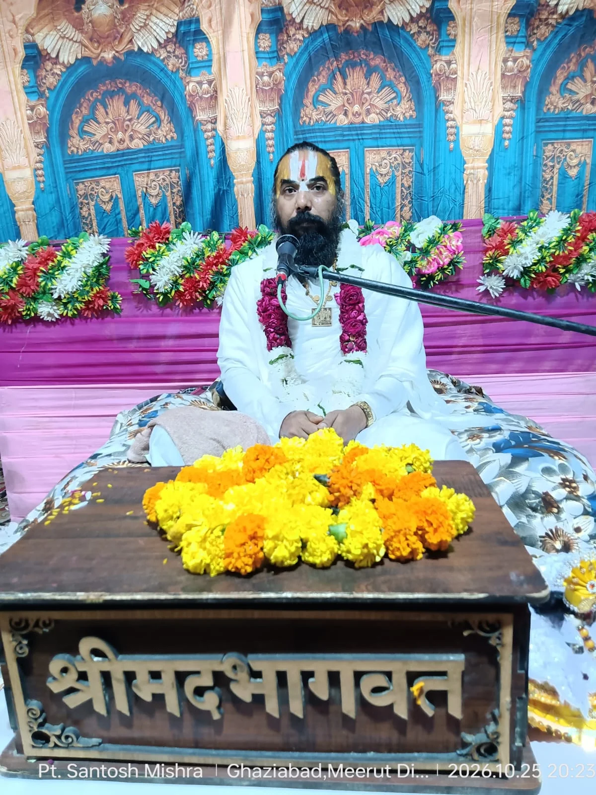 श्रीमद्भागवत कथा के दूसरे दिन राजा परीक्षित के श्राप और शुकदेव जी के आगमन का भावपूर्ण वर्णन 2 Devotees listen to Sant Shyamdas Ji Maharaj during the second day of Shrimad Bhagwat Katha at Shiv Shakti Durga Temple in Khoda, Ghaziabad.