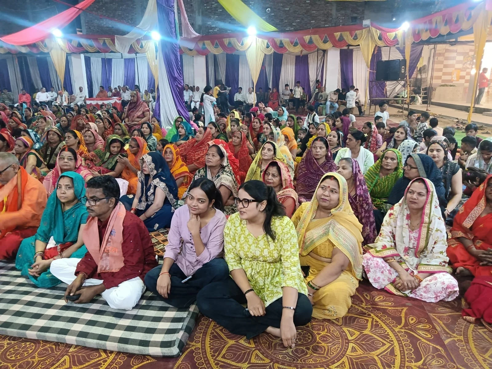 खोड़ा में श्रीकृष्ण जन्मोत्सव की धूम, जयकारों के बीच भक्ति में झूम उठे श्रद्धालु 3 Devotees listen to Sant Shyamdas Ji Maharaj during the second day of Shrimad Bhagwat Katha at Shiv Shakti Durga Temple in Khoda, Ghaziabad