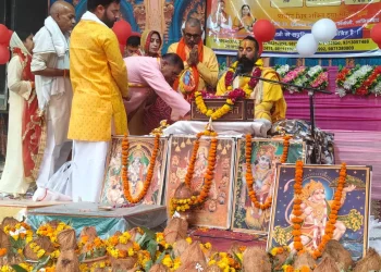 खोड़ा में श्रीकृष्ण जन्मोत्सव की धूम, जयकारों के बीच भक्ति में झूम उठे श्रद्धालु