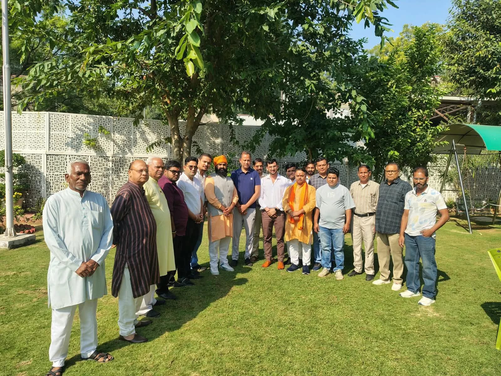 राष्ट्रीय एकता मंच ने कैबिनेट मंत्री रविन्द्र इंद्राज के समक्ष रखे संगठन के 15 प्रमुख उद्देश्य 3 Rashtriya Ekta Manch delegation led by Ramjilal Vaishnav during a courtesy meeting with Delhi Cabinet Minister Ravindra Indraj.