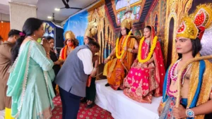 सनातनी विनोद कुमार बिंदल के मार्गदर्शन में रामलीला का समापन, दशहरा पर रावण वध और श्रीराम के राजतिलक का मंचन 4 सनातनी विनोद कुमार बिंदल के मार्गदर्शन में रामलीला का समापन, दशहरा पर रावण वध और श्रीराम के राजतिलक का मंचन