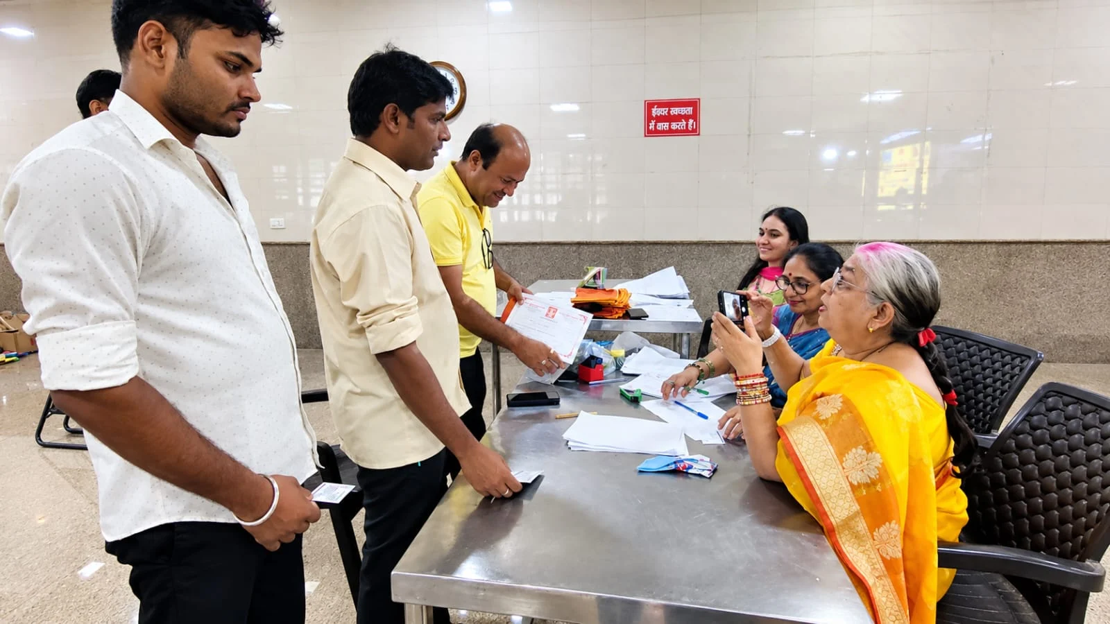 विवेक विहार में रक्तदाताओं ने पेश की सेवा की मिसाल, सनातनी विनोद कुमार बिंदल के मंदिर शिविर में 237 यूनिट रक्त संग्रह 2 विवेक विहार में रक्तदाताओं ने पेश की सेवा की मिसाल, सनातनी विनोद कुमार बिंदल के मंदिर शिविर में 237 यूनिट रक्त संग्रह