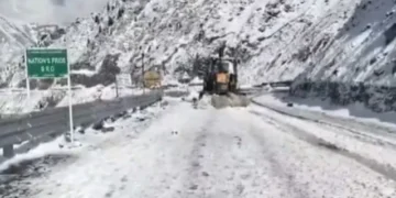 पहाड़ों पर सीजन की पहली बर्फबारी, जम्मू-कश्मीर और हिमाचल में बढ़ी ठंड; केदारनाथ हेलिकॉप्टर सेवा प्रभावित