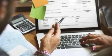 मोबाइल रिपेयरिंग करने वाले शख्स को मिला ₹32 करोड़ का टैक्स नोटिस, कागजात के दुरुपयोग से फर्जी कंपनी खोलने का आरोप